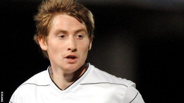 James McQuilkin: Torquay sign midfielder for rest of season - BBC Sport