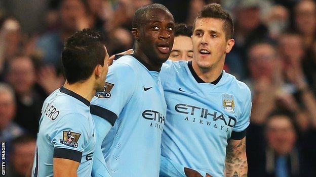 Yaya Toure (centre)