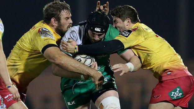 Scarlets pair Steffan Evans and Johan Snyman tackle Connacht's John Muldoon