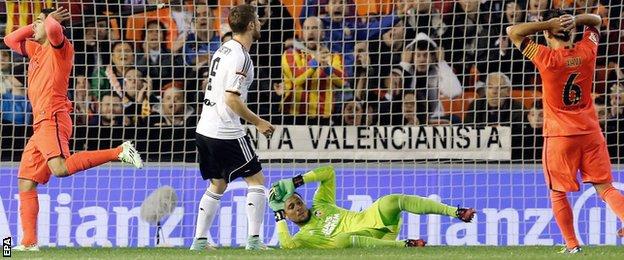 Luis Suarez misses a chance for Barcelona