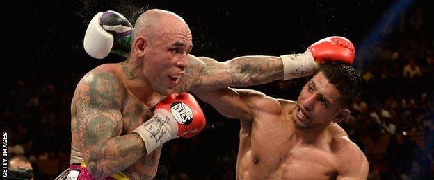 Amir Khan (right) fighting Luis Collazo