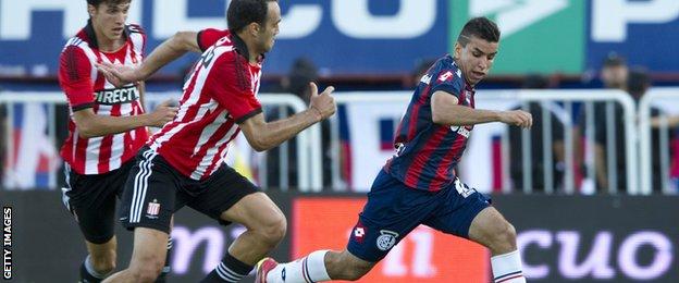 San Lorenzo's midfielder Angel Correa (right) controls the ball past Estudiantes' defender Leandro Desabato