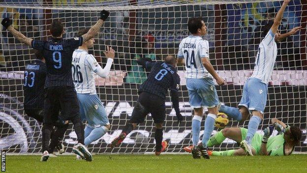 Inter Milan striker Rodrigo Palacio (centre) scores his first goal of the season