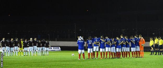 The teams observed a minute's silence in memory of those who were killed in an accident in Glasgow city centre yesterday