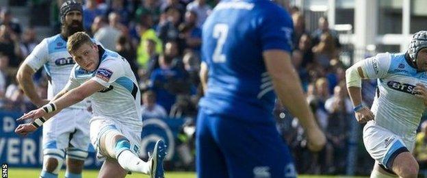 Finn Russell scores a penalty for Glasgow Warriors against Leinster