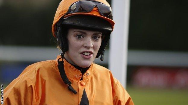 Lizzie Kelly & Tea For Two win Lanzarote Hurdle at Kempton - BBC Sport