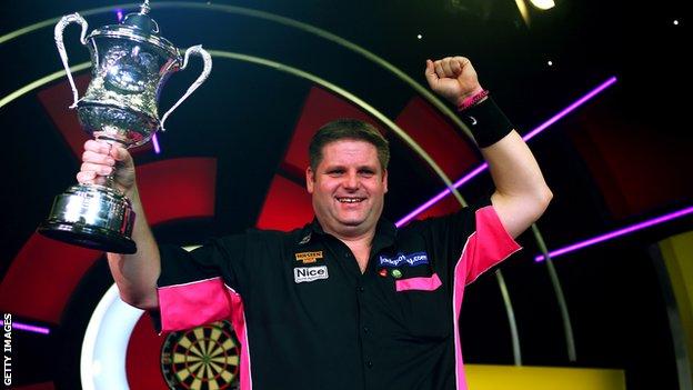 Scott Mitchell with the BDO World Championship trophy