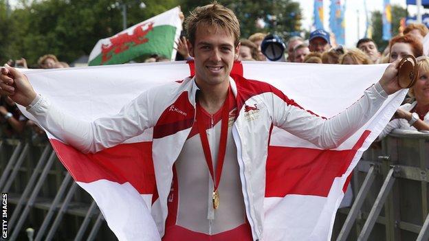 Alex Dowsett with time trial gold medal at the 2014 Commonwealth Games