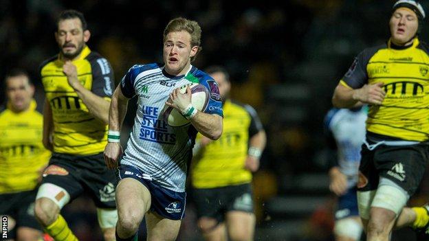 Keiran Marmion sprints through to score Connacht's opening try against La Rochelle