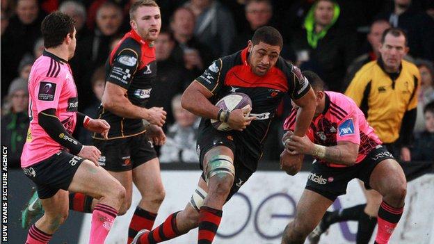 Taulupe Faletau on the attack for Dragons against Stade Francais