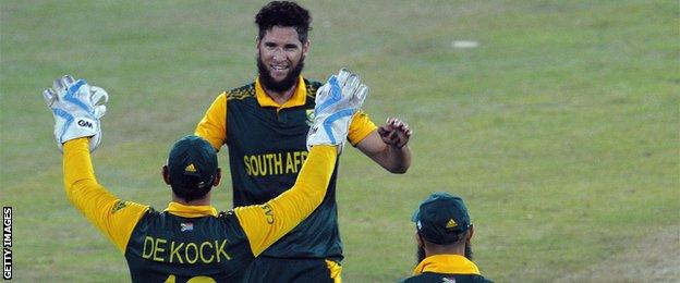 South Africa's Quinton de Kock, Wayne Parnell and Hashim Amla celebrate a wicket in the final one-day international