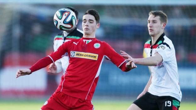 Jay Donnelly shields the ball from Johnny Addis as Cliftonville draw 1-1 with Glentoran at Solitude