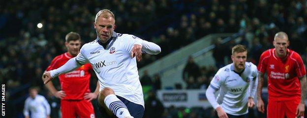 Eidur Gudjohnsen scores