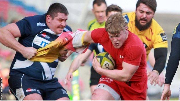 Sale's Eifion Lewis-Roberts takes the shirt off Scarlets' Darren Harris