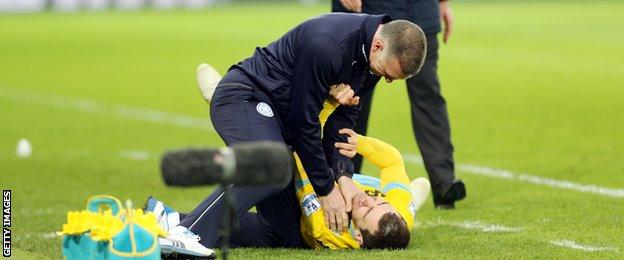 Nigel Pearson grabs James McArthur by the throat