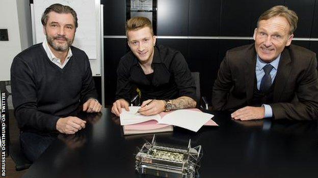 Borussia Dortmund attacking midfielder Marco Reus signs his new deal with the club