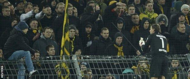 Borussia Dortmund player talks to fans