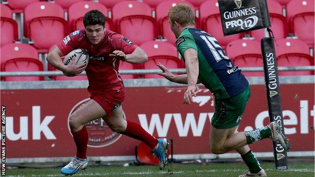 Harry Robinson scores Scarlets' second try