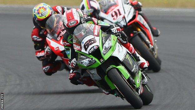 Jonathan Rea beat Leon Haslam and Chaz Davies in a thrilling last lap