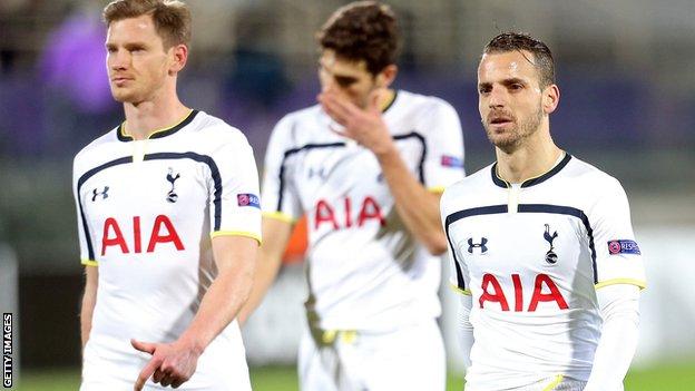 Tottenham players look dejected