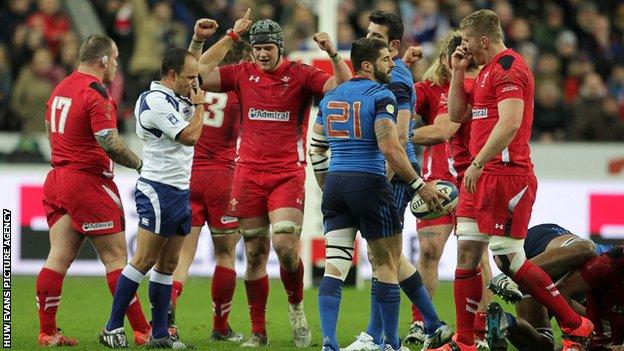 Wales players celebrate victory over France