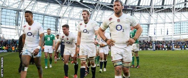 A dejected Chris Robshaw walks off with his team