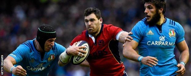 Sean Lamont tries to battle his way through Italy's defence