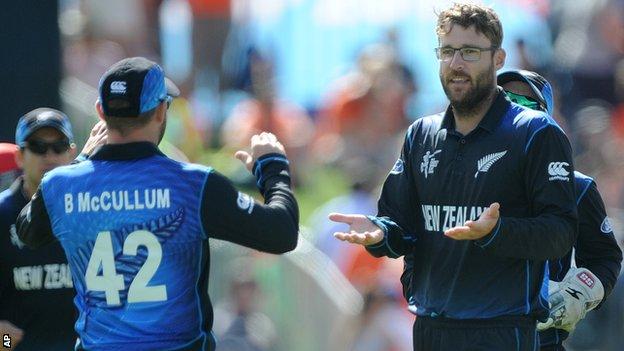 New Zealand captain Brendon McCullum congratulates Daniel Vettori