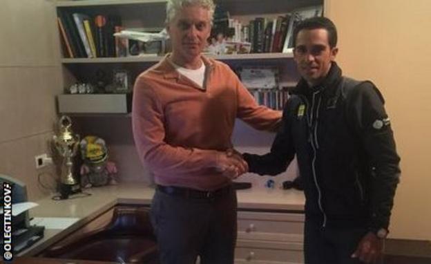 Saxo-Tinkoff owner Oleg Tinkoff agrees the deal with Alberto Contador