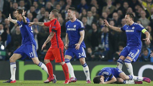 Chelsea players rush to referee Bjorn Kuipers
