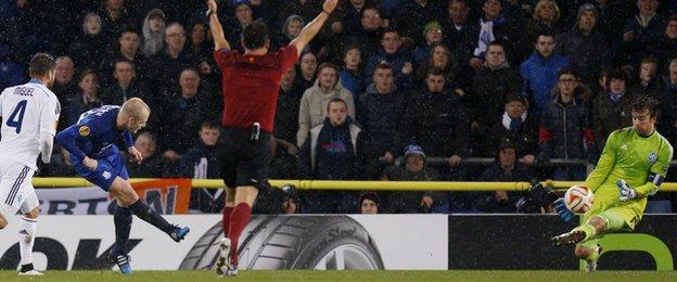 Steven Naismith scores
