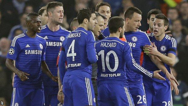 Chelsea players surround referee Bjorn Kuipers