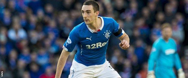 Lee Wallace controls the ball for Rangers