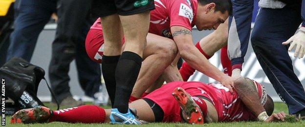 Regan King goes to Michael Tagicakibau's aid after a collision which ended with the Fijian wing being helped off on a stretcher