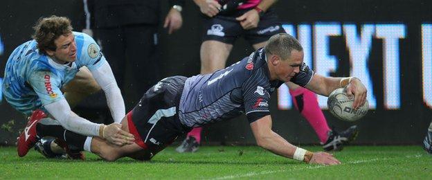 Hanno Dirksen crosses for the Ospreys' seventh try against Zebre