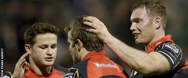 Dragons celebrate Jonathan Evans' try