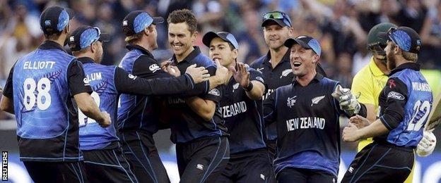 Trent Boult (centre)