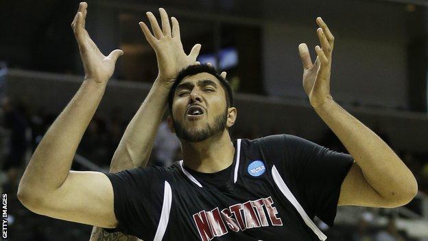 Sim Bhullar becomes 1st NBA player of Indian descent