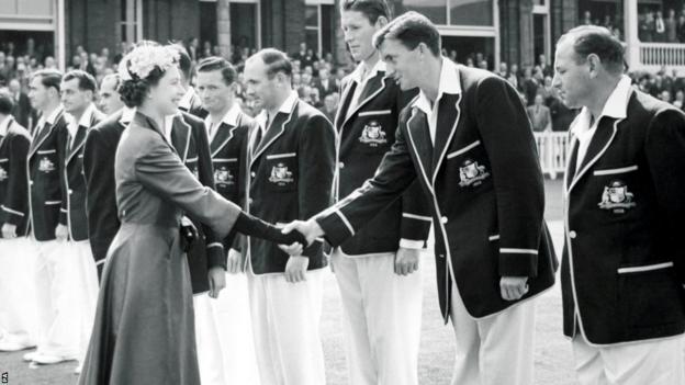 Richie Benaud and Her Majesty Queen Elizabeth II on the final day of the second Ashes Test in 1956