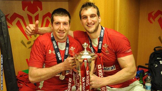 Justin Tipuric (L) and Sam Warburton (R) celebrate Wales' 2013 Six Nations title win