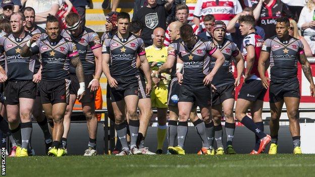 Salford Red Devils retreat after conceding a try against Leigh