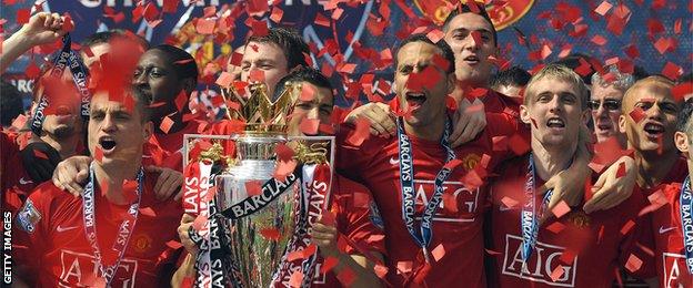 Manchester United win the 2009 Premier League title