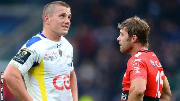 Jonathan Davies and Leigh Halfpenny chat after the final whistle