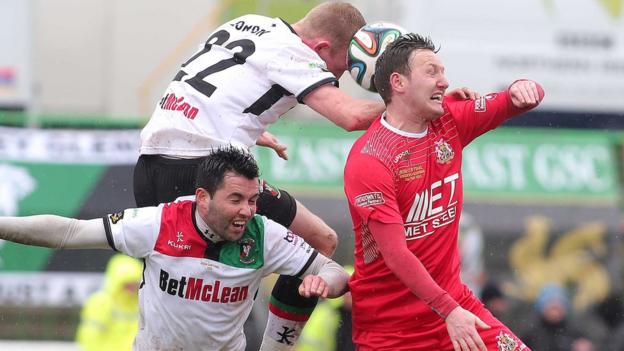 Glentoran's Niall Henderson and Steven Gordon compete for a high ball with Gary Twigg of Portadown