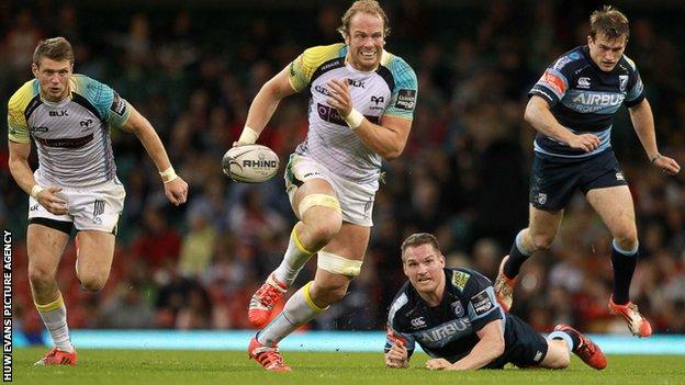 Alun Wyn Jones (second left)