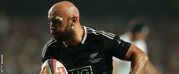 DJ Forbes carries for New Zealand Sevens