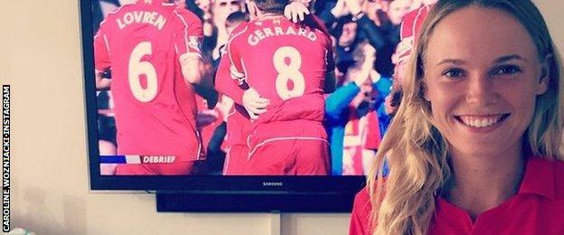 Caroline Wozniacki Sports Signed Steven Gerrard Liverpool Jersey (Photo) 