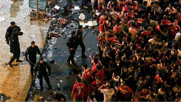 Benfica fans and riot police