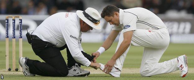 Umpire Marais Erasmus and Trent Boult