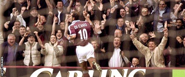 Paolo Di Canio playing for West Ham in 2000